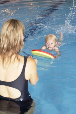 kind,m?dchen,schwimmunterricht,schwimmlehrer,kids,kinder,sportunterricht,unterricht,schwimmtrainer,trainer *** child,gir-stock-foto