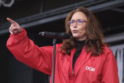 01.06.2024, K?ln: Die Vorsitzende des DGB Yasmin Fahimi bei der Kundgebung in der Deutzer Werft unter dem Motto Arschhuh-stock-foto