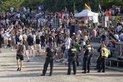 Rave against the Zaun im G?rlitzer Park. Protest gegen Umz?unung des Gr?litzer Parks in Berlin-Kreuzberg-stock-photo