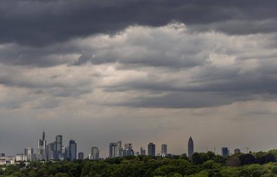Skyline am Abend-stock-foto