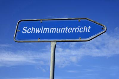 Wegweiser mit Schwimmunterricht Wegweiser mit Schwimmunterricht, 23.04.2024, Borkwalde, Brandenburg, Ein Wegweiser zeigt-stock-foto