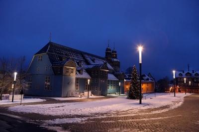 Marktkirche in der D?mmerung Die Marktkirche Zum Heiligen Geist in Clausthal-Zellerfeld mit Pulverschnee. Clausthal-Zell-stock-foto