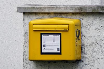 Briefporto, Postweg, gelber Briefkasten der Deutschen Post, Symbolbild *** Letter postage, By post, Gelber Mailbox the G-stock-foto