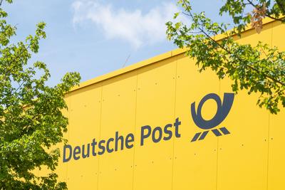 Das markante Deutsche Post Logo am Verteilzentrum in Bornheim, ein wichtiger Logistikknotenpunkt f?r die Region im Dienst der Paket- und Briefzustellung. *** The striking Deutsche Post logo on the distribution centre in Bornheim, an important logistics hub for the region in the service of parcel and letter delivery.-stock-foto