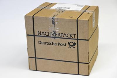 Paket das von DHL nachverpackt wurde, BLF,-stock-foto