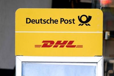 D?sseldorf 09.09.2024 Logo Schriftzug Leuchtschrift DHL Shop Paketshop Deutsche Post Paket Pakete Paketversand Briefe Br-stock-photo