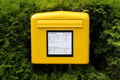 Postkasten der Deutschen Post *** Deutsche Post mailbox-stock-foto