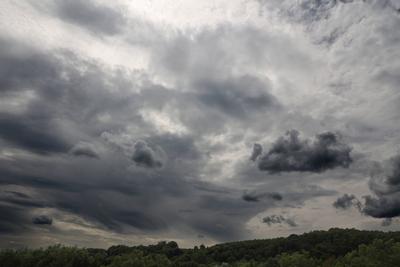 Bevorstehende Sommergewitter in der Stadt Die Stadt Essen mit den Vorboten kurz vor dem Eintreffen erster Gewitter und s-stock-foto