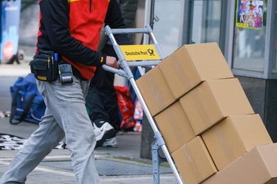 D?sseldorf 14.03.2025 Post DHL Pakete Paketzusteller Briefzusteller Postbote Amazon Retouren Retoure CO2 Online shoppen-stock-foto