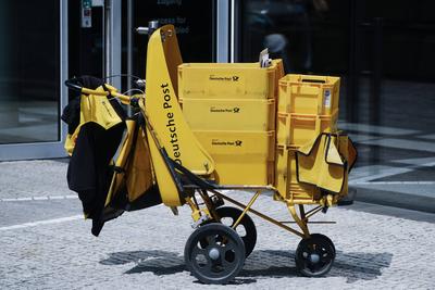D?sseldorf 06.06.2025 Deutsche Post DHL Brief Briefe Briefzustellung Zusteller Briefpost Posthorn Postbote Postzusteller-stock-foto