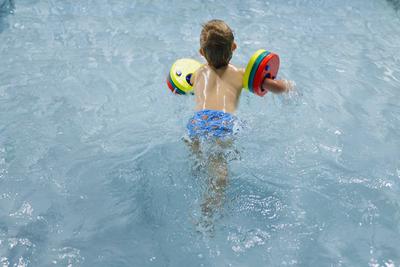 Thema: Vorschulkind beim Schwimmunterricht mit Schwimmfluegeln in einem oeffentlichen Bad. Bornheim Deutschland *** subj-stock-foto