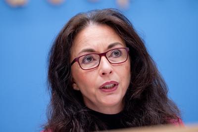 Bundespressekonferenz Buendnis Zusammen fuer Demokratie. Im Bund. Vor Ort. F?r alle. Yasmin Fahimi, Vorsitzende, Deutsch-stock-photo