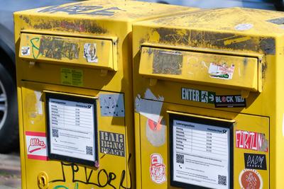 D?sseldorf 14.04.2025 Briefkasten Post DHL Briefgeheimnis Postzustellung Brieflaufzeiten Briefzustellung Postbote Postst-stock-foto