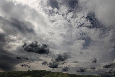 Bevorstehende Sommergewitter in der Stadt Die Stadt Essen mit den Vorboten kurz vor dem Eintreffen erster Gewitter und s-stock-foto