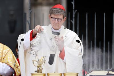 Erzbischof Rainer Maria Kardinal Woelki beim Pontifikalamt zu Fronleichnam 2024 auf dem Roncalliplatz mit anschlie?ender-stock-foto