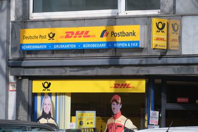 D?sseldorf 13.03.2025 Logo Schriftzug Leuchtschrift DHL Shop Paketshop Deutsche Post Paket Pakete Paketversand Briefe Br-stock-photo