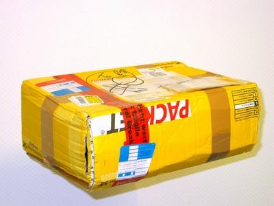 Bildnummer: 51748141  Datum: 20.12.2002  Copyright: imago/Arnulf HettrichBesch?digtes Postpaket, Objekte; 2002, Studioaufnahme, Symbolfoto, Postpaket, Postpakete, Paket, Pakete, Deutsche Post AG, Schriftzug; , quer, Kbdig, Einzelbild, Transport, Logistik, Wirtschaft, Deutschland o0 Schaden, Sch?den, besch?digt,-stock-foto