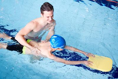 schwimmlehrer,schwimmbrett,schwimmanf?nger,schwimmtrainer,trainer *** teacher,swimming board,school presenter,teachers,s-stock-foto