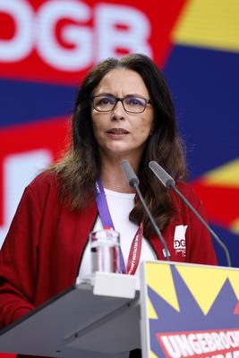 Politikerin und DGB-Vorsitzende Yasmin Fahimi (SPD) spricht auf der DGB-Kundgebung auf dem Heumarkt. Die Veranstaltungen-stock-foto