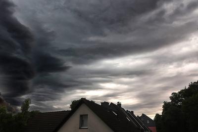 Bevorstehende Sommergewitter in der Stadt Die Stadt Essen mit den Vorboten kurz vor dem Eintreffen erster Gewitter und s-stock-foto