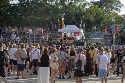 Rave against the Zaun im G?rlitzer Park. Protest gegen Umz?unung des Gr?litzer Parks in Berlin-Kreuzberg-stock-photo
