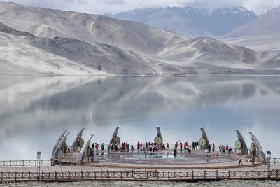 KIZILSU, CHINA - JULY 17: Tourists visit Baisha Lake scenic area on July 17, 2025 in Kizilsu Kyrgyz Autonomous Prefectur-stock-foto