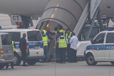 Schkeuditz - Deutschland schiebt mehrere Afghanen ab! Abschiebe-Flieger startet von Flughafen Leipzig/Halle-stock-foto
