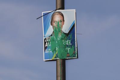 Beschmierte Wahlplakate-stock-foto