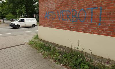 An eine Mauer wurde in blauer Farbe der Schrifzug AFD Verbot! gespr?ht. Eilbek Hamburg *** The words AFD ban were spraye-stock-foto