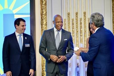 Nyc mayor adams rings nyse opening bell with fifa ny/nj host committee.-stock-foto