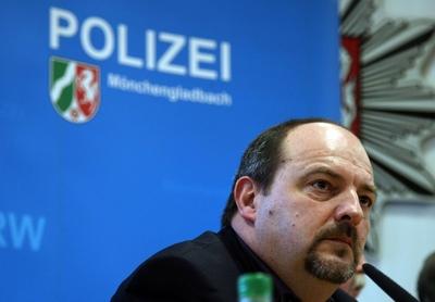Bildnummer: 54877222  Datum: 28.01.2011  Copyright: imago/Reichwein28.01.2011, M?nchengladbach, Pressekonferenz der Polizei M?nchengladbach zum Fall Mirco. Ingo Thiel (Leiter SOKO Mirco) Gesellschaft GER Kriminalit?t Verbrechen Kind vermisst Sexualverbrechen People Portr?t kbdig xub 2011 quer Bildnummer 54877222 Date 28 01 2011 Copyright Imago Reichwein 28 01 2011 Moenchengladbach Press conference the Police Moenchengladbach to Case Mirco Ingo Thiel Leader SoKo Mirco Society ger Crime Crime Child missing Sexual crimes Celebrities Portrait Kbdig  2011 horizontal-stock-foto