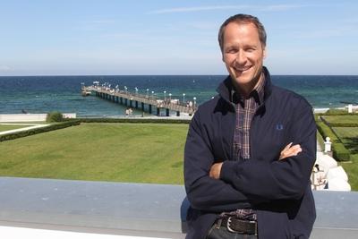 Bildnummer: 58352395  Datum: 14.08.2012  Copyright: imago/Future ImageMarkus Kn?fken Fototermin am Set der ZDF-Kom?die von Bei Hitze ist es wenigstens nicht kalt nach dem Roman von Dora Heldt, Heiligendamm Foto:xgbrcix/xFuturexImage Shooting Entertainment People TV Kultur x0x xub Portr?t 2012 quer premiumd Markus Knuefken Schauspieler  58352395 Date 14 08 2012 Copyright Imago Future Image Markus Kn?fken Photo call at Set the ZDF Comedy from at Heat is it at least not cold after the Novel from Dora Heldt Heiligendamm Photo   Shooting Entertainment Celebrities TV Culture x0x  Portrait 2012 horizontal premiumd Markus  Actor-stock-foto