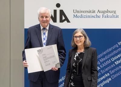 Verleihung der Ehrendoktorw?rde der Medizinischen Fakult?t der Universit?t Augsburg an Ministerpr?sident a.D. Horst Seehofer-stock-foto