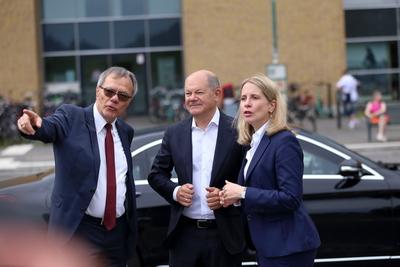 Verena Hubertz ?bergibt F?rderscheck in Potsdam-stock-foto