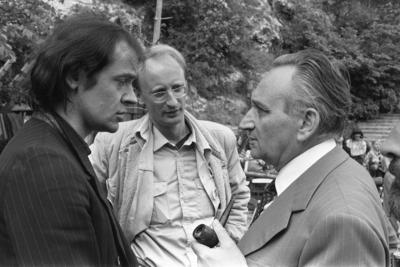 Udo LINDENBERG, links, Deutschland, Musiker, Rockmusiker, im Gespraech mit Klaus STAECK, Mitte, SPD-Politiker, und Egon-stock-foto