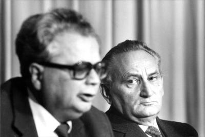 Hermann Axen, Egon Bahr Hermann Axen, Mitglied des Politb?ros und Vorsitzender des Ausw?rtigen Ausschusses der Volkskamm-stock-foto