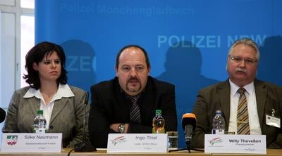 Bildnummer: 54877201  Datum: 28.01.2011  Copyright: imago/Reichwein28.01.2011, M?nchengladbach, Pressekonferenz der Polizei M?nchengladbach zum Fall Mirco. v.l.: Silke Naumann (Staatsanwaltschaft Krefeld), Ingo Thiel (Leiter SOKO Mirco), Willy Theve?en (Pressesprecher Polizei) Gesellschaft GER Kriminalit?t Verbrechen Kind vermisst Sexualverbrechen People kbdig xub 2011 quer Bildnummer 54877201 Date 28 01 2011 Copyright Imago Reichwein 28 01 2011 Moenchengladbach Press conference the Police Moenchengladbach to Case Mirco V l Silke Naumann Prosecutor Krefeld Ingo Thiel Leader SoKo Mirco Willy Theve?en Spokesman Police Society ger Crime Crime Child missing Sexual crimes Celebrities Kbdig  2011 horizontal-stock-foto