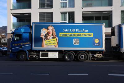 Ein Lidl Lastkraftwagen vor einer Lidl Filiale-stock-foto