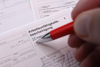 Eine Arbeitsunf?higkeitsbescheinigung liegt auf einem Tisch. Symbolbild/Symbolfoto. Schnelsen Hamburg *** A certificate-stock-foto
