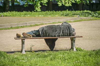 Obdachlose Person, Bank, Taunusanlage, Frankfurt am Main, Hessen, Deutschland-stock-foto