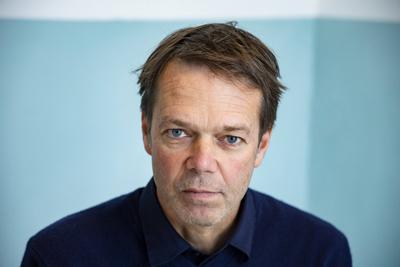 Regisseur Hans Christian Schmid posiert fuer ein Bild in der R?umen der 23/5 Filmproduktion in Berlin am 18. Oktober 202-stock-foto
