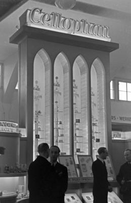 Messe Leipzig 1940 Am Messestand der Kalle & Co. AG, die mit ihrem Produkt Cellophan wirbt auf der Messe Leipzig, Deutsc-stock-foto