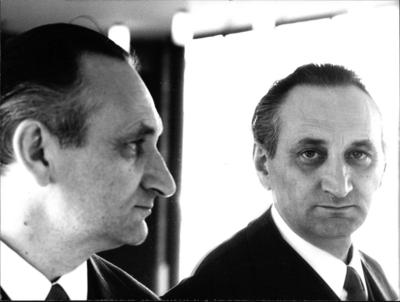 Egon Bahr Staatssekret?r Egon Bahr im Spiegelbild., Copyright: UnitedxArchivesxSvenxSimon Nur redaktionelle Nutzung. Edi-stock-foto