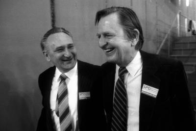 Egon Bahr (li., GER/SPD) als Delegierter und Ministerpr?sident Olof Palme (SWE) als internationaler Gast auf dem Bundes-stock-foto