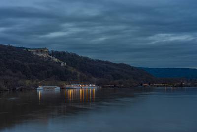 Walhalla hall of fame , river Donau (Danube), cruise ships Donaustauf Bayern, Bavaria Germany Oberpfalz, Upper Palatinat-stock-foto