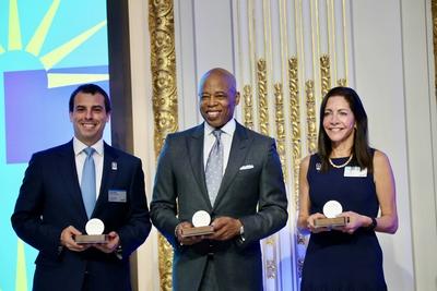 Nyc mayor adams rings nyse opening bell with fifa ny/nj host committee.-stock-foto