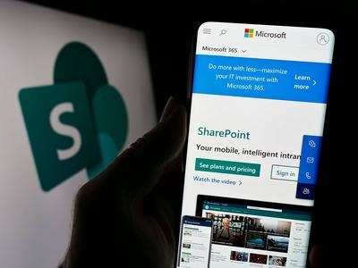 Person holding smartphone with website of collaborative platform Microsoft SharePoint on screen. Stuttgart, Germany - 09-stock-foto