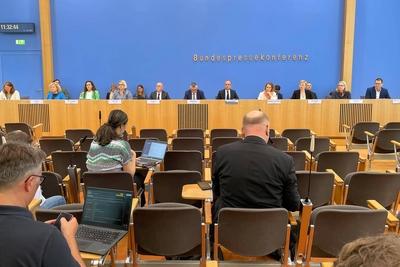 Berlin, Deutschland, 21.07.2025: Bundespressekonferenz: Regierungspressekonferenz: L-R unter anderem: Astrid Scharf (BMU-stock-foto