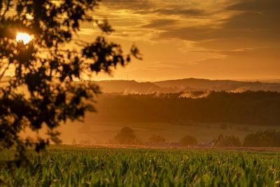 Atemberaubendes Naturschauspiel im Erzgebirge. Das Unwettertief ?ber Deutschland geht anscheinend die Puste aus - die er-stock-foto