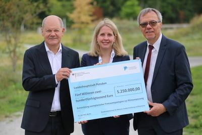 Verena Hubertz ?bergibt F?rderscheck in Potsdam-stock-foto